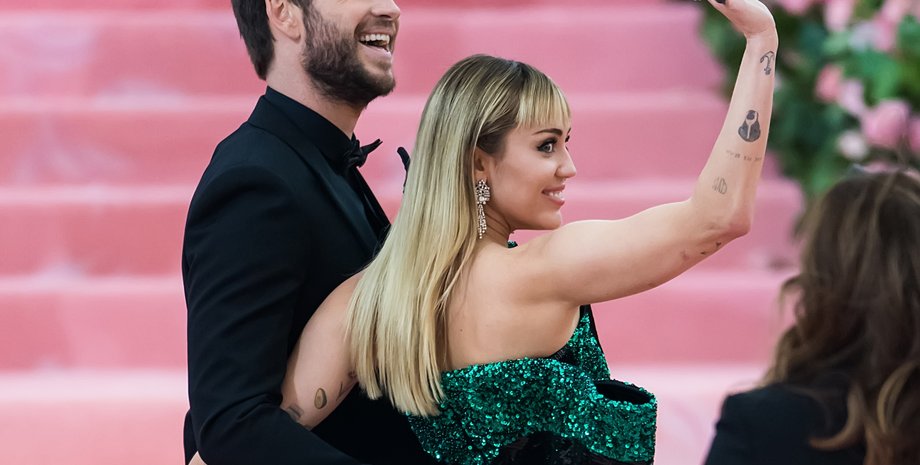 Лиам Хемсворт и Майли Сайрус, Лиам Хемсворт Майли Сайрус развод, песня flowers майли сайрус, фестиваль Гластонбери