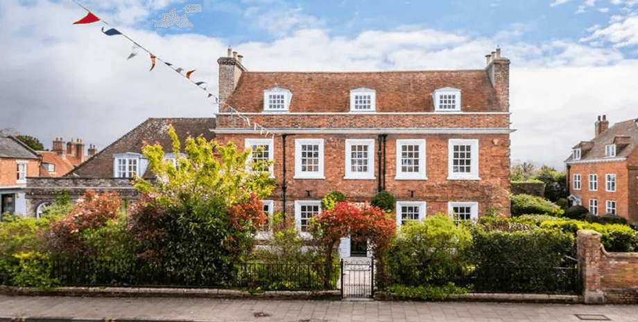 Роскошный особняк, дом с горкой внутри, горка вместо лестницы, необычный дом, огромный особняк, двухэтажный дом,