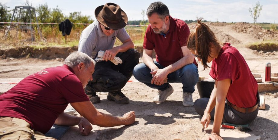 археологи нашли императорское посвящение