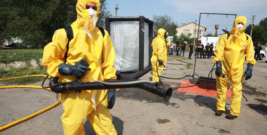 мужчины, спасатели, радиация