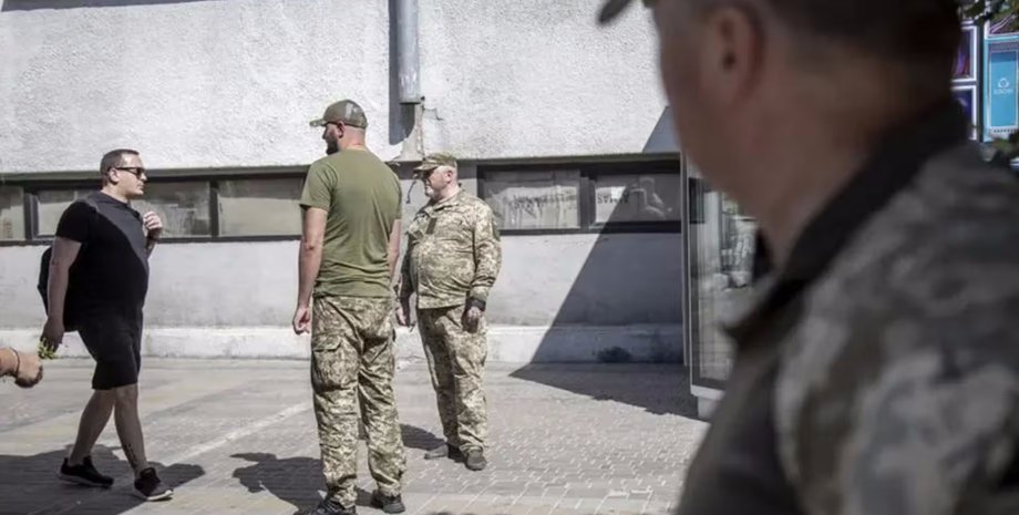 тцк біля підприємства