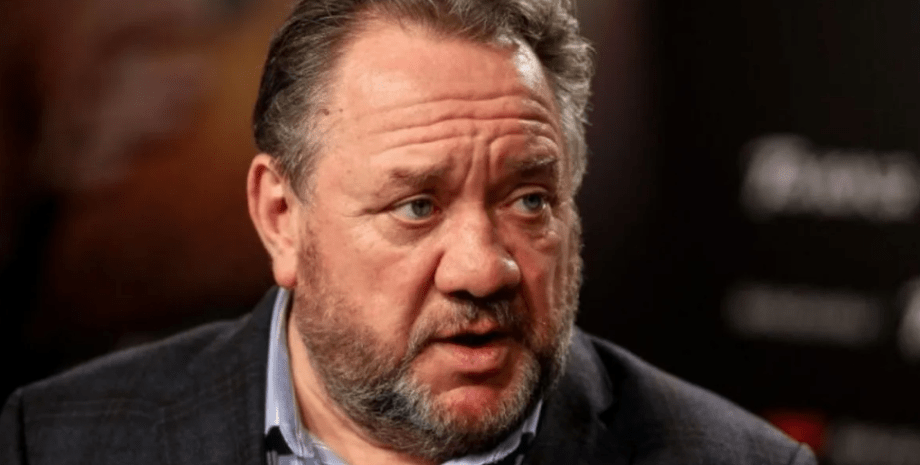 Богдан Бенюк, актор Богдан Бенюк в діловому костюмі