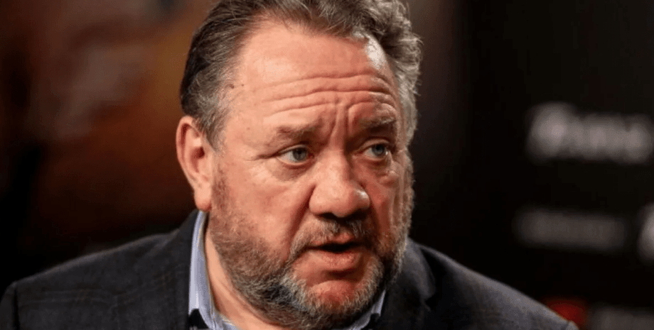 Богдан Бенюк в діловому костюмі