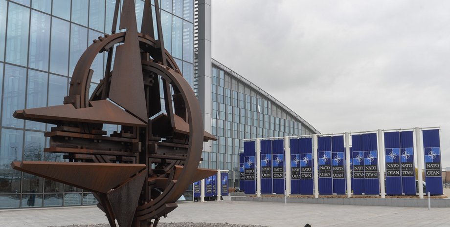 штаб-квартирі НАТО в Брюсселі, емблема нато