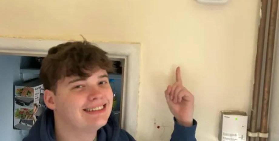 Студент заплатил за замену батареек, починить самому, платит за ремонт, смена батареек, не может что-то сделать сам, вызвал мастера, боится делать самостоятельно