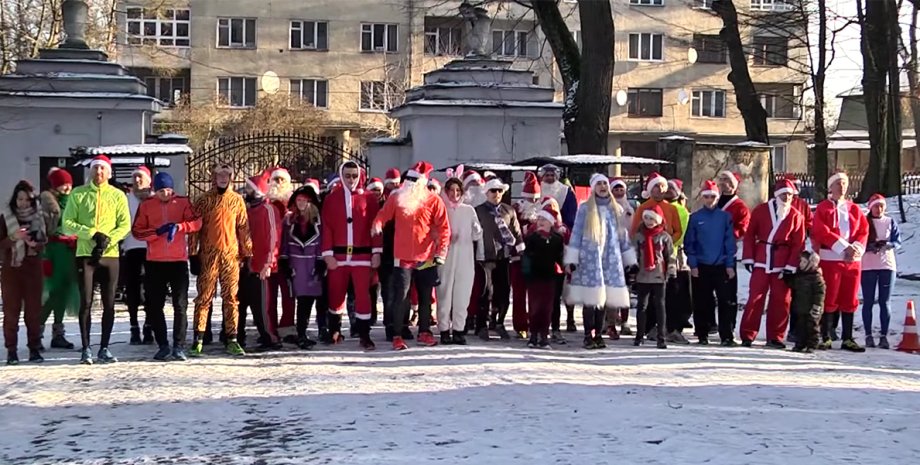 Санта Клаусы перед забегом во Львове / Фото: YouTube