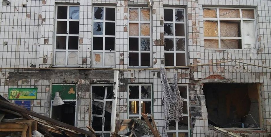 Разрушенное здание ГПСУ в Сартане / Фото: Пресс-центр штаба АТО