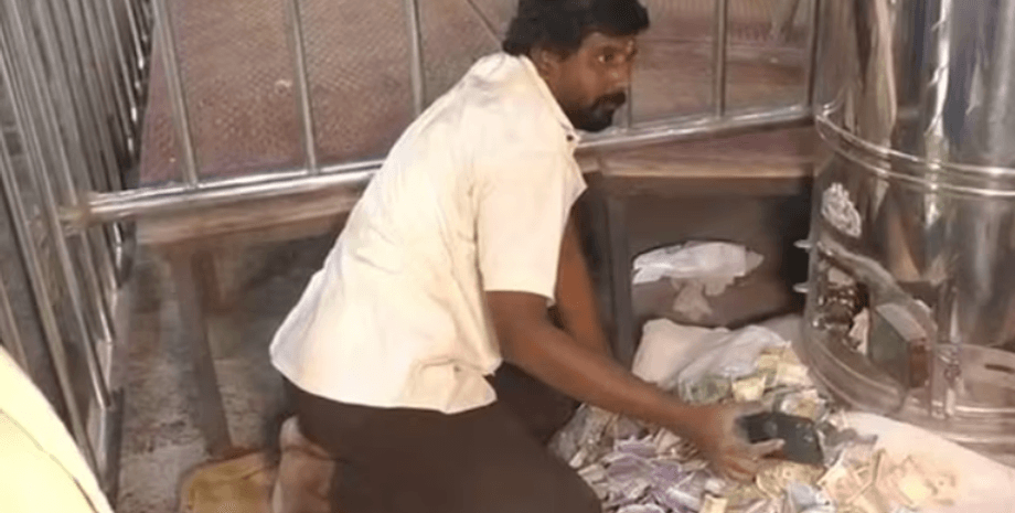 Мужчина уронил iPnone в ящик для пожертвований