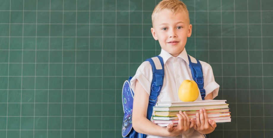 Школьник с книгами в руках Школьник с книгами в руках