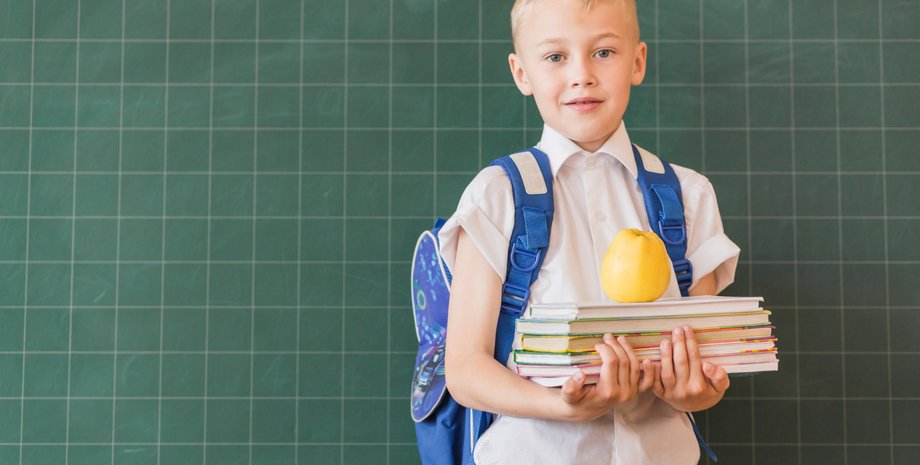 Школьник с книгами в руках