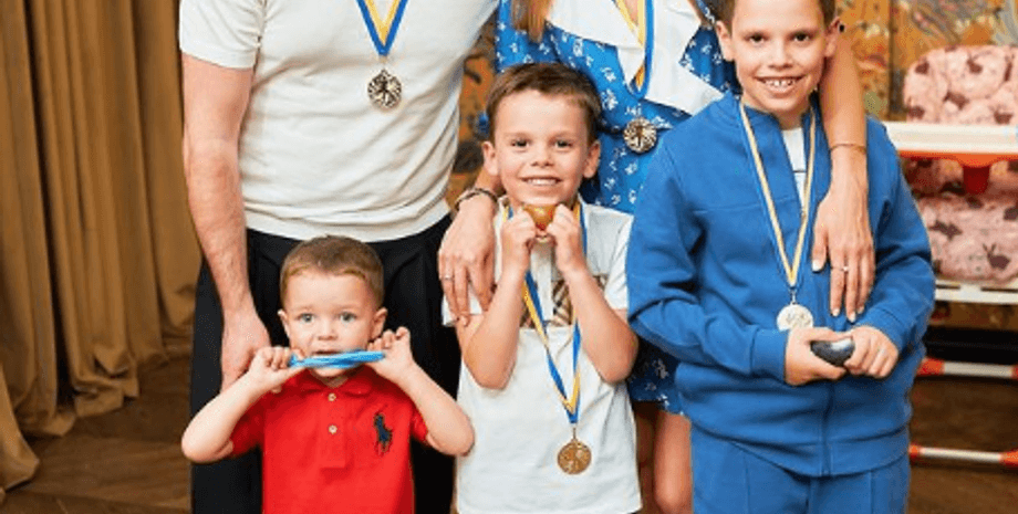 Пара уже более 13 лет вместе и сейчас воспитывает троих детей.