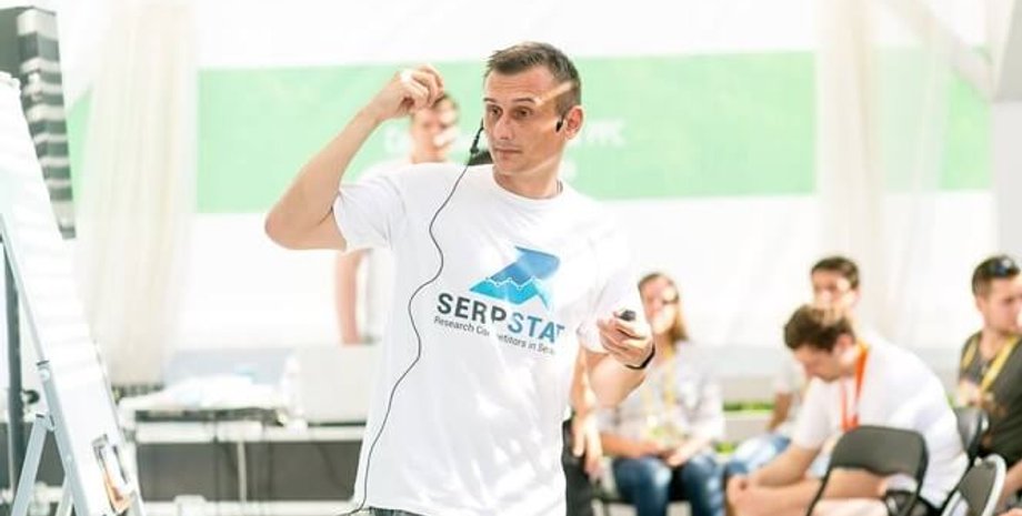 Олег Саламаха Олег Саламаха из Serpstat во время выступления
