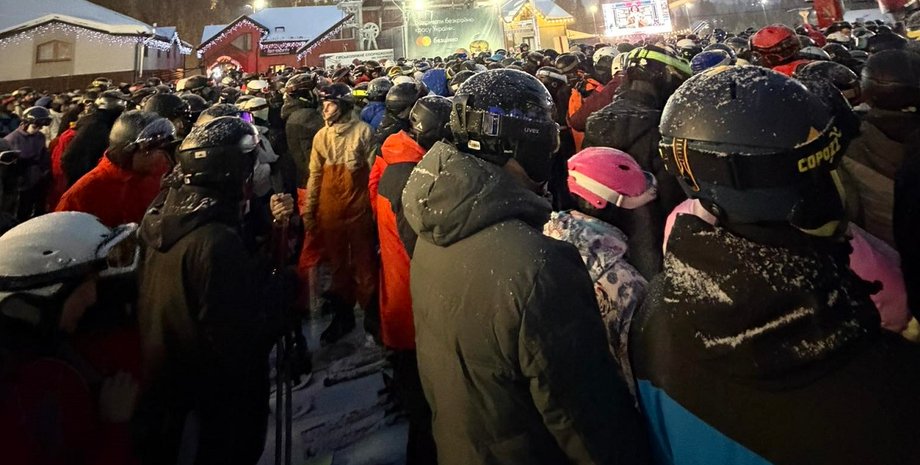 "Фортеця Буковель": величезні черги на курорті показали в мережі (фото, відео)