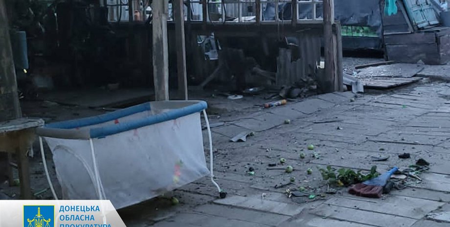 Обстріл, двір, Донецька область, руйнування, війна, фото