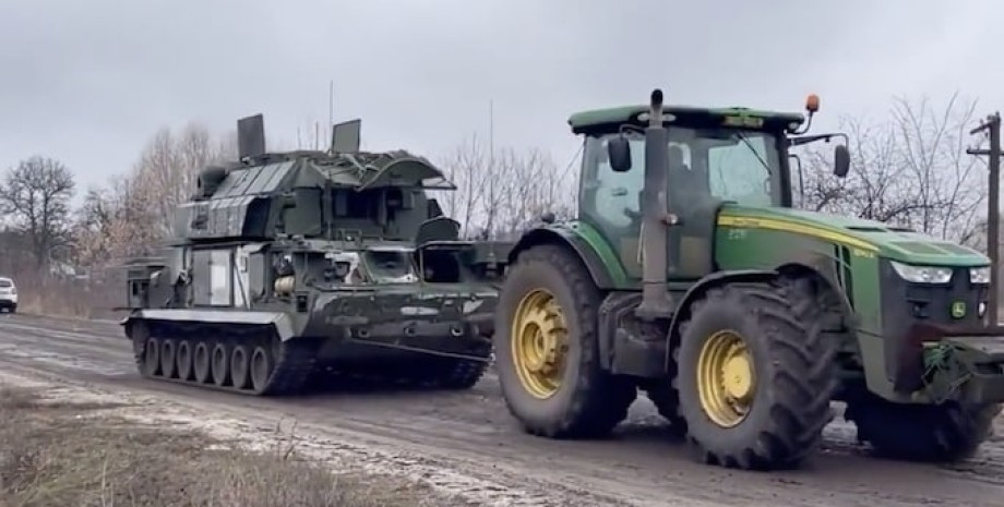 трактор потягнув танк, український трактор евакуює російський танк