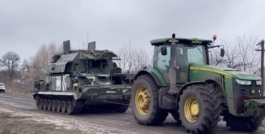 трактор потягнув танк, український трактор евакуює російський танк