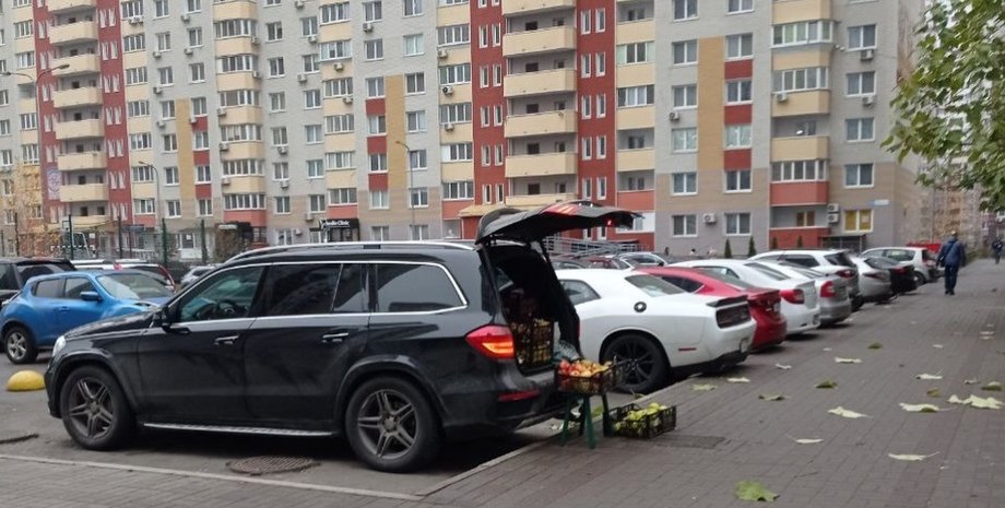 торговець яблуками на мерседес продавець яблук на Mercedes