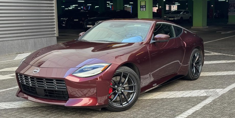 спорткар Nissan Z