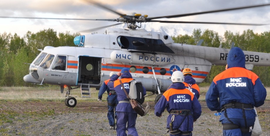МЧС занимается поиском 8 людей, пропавших после крушения Ми-8