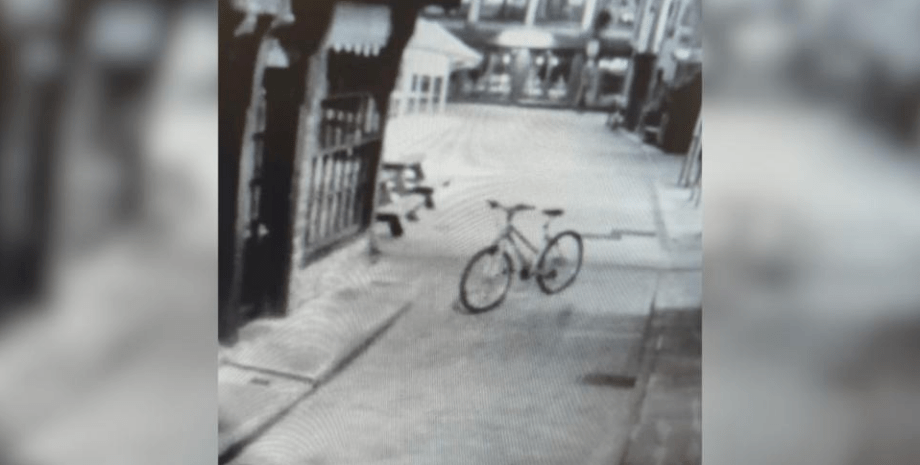 Велосипед без водителя, призрачный велосипед, велосипед едет сам по улице, велик, призрак, паранормальное, приведение