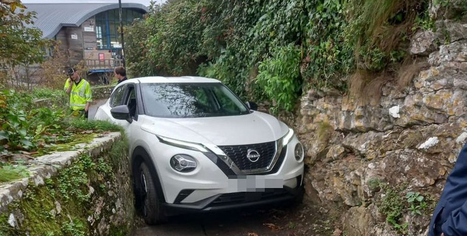 машина застряла, узкие стены, узкий проход, Nissan, внедорожник