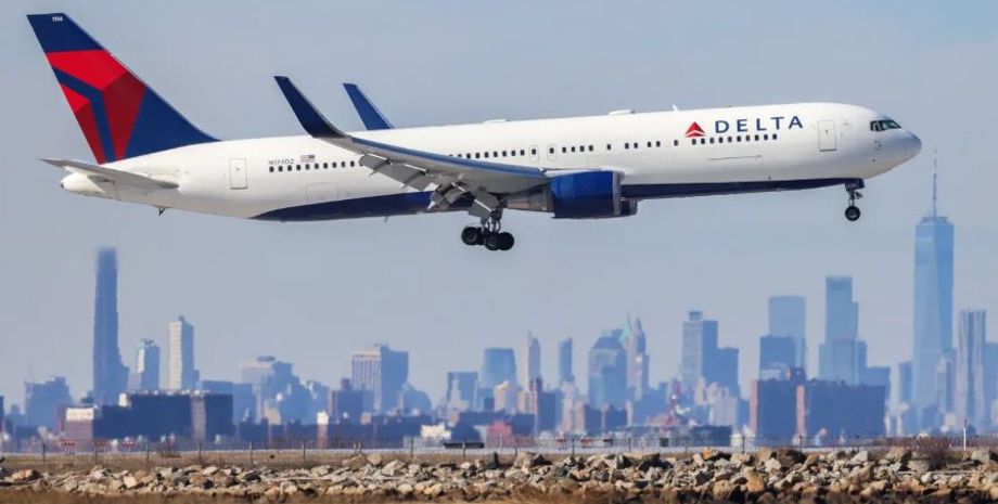 Женщину без билета и удостоверения личности обнаружили на борту самолета, следовавшего из Нью-Йорка в Париж