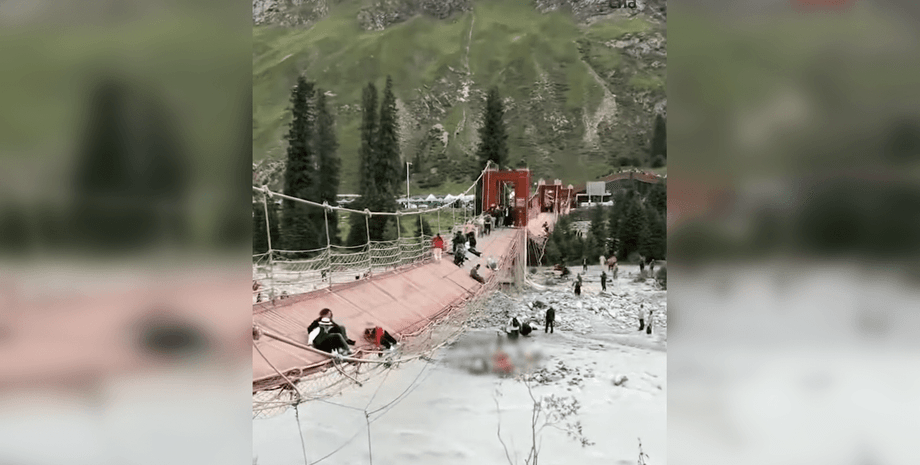 В Китаї обірвався міст в туристичному місці