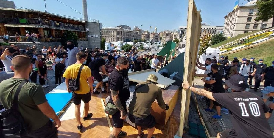 "Нацкорпус" зніс радянські інсталяції на Алеї Героїв Небесної сотні в Києві