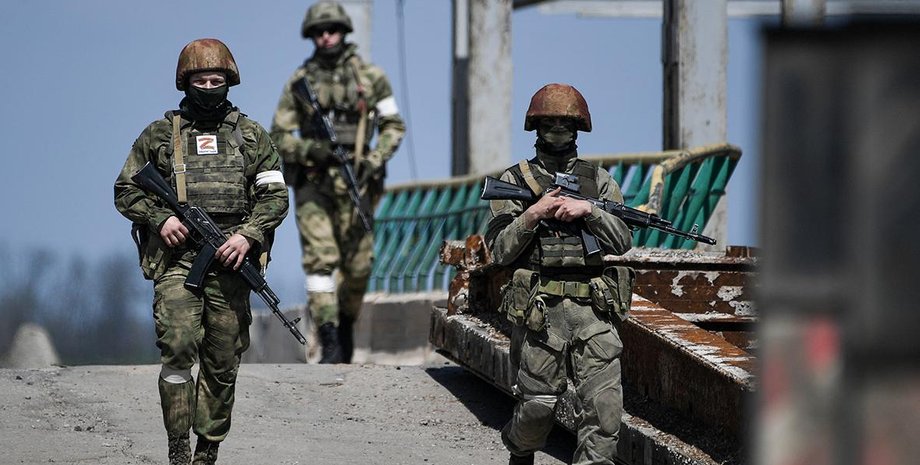 Російські військові зі зброєю ЗС РФ