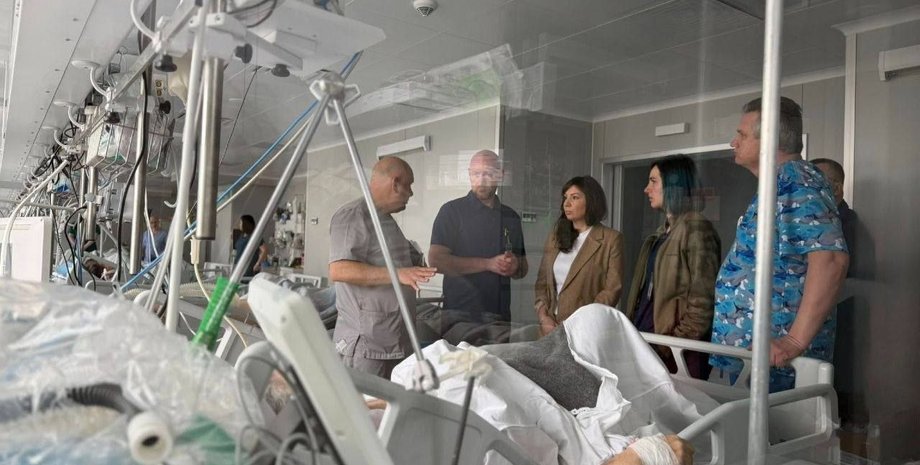 После теракта в Киеве впервые увиделись в больнице мать и ее сын Раненая мать впервые увидела сына после стрельбы в Киеве