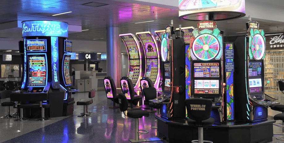 Игровые автоматы, казино, аэропорт, туристка, туристка сорвала джекпот, Лас-Вегас, выиграла деньги, приз, большой куш, удача, отпуск