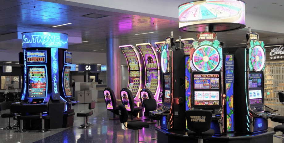 Игровые автоматы, казино, аэропорт, туристка, туристка сорвала джекпот, Лас-Вегас, выиграла деньги, приз, большой куш, удача, отпуск