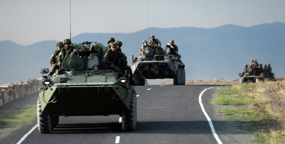 Російські військові на БТР Російські військові на БТР