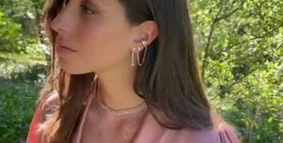 Инес де Рамон, девушка Брэда Питта, Брэд Питт и Анджелина Джоли, Пол Уэсли дневники вампира, собака Инес де Рамон Грегги