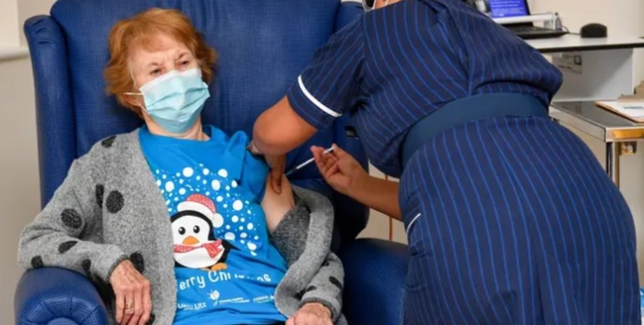 В Великобритании 90-летняя женщина стала первой, кого привили от коронавируса