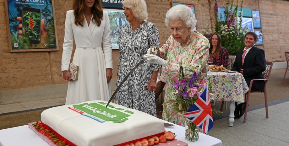 Кейт Миддлтон, Камилла Паркер-Боулз, королева Елизавета II, фото