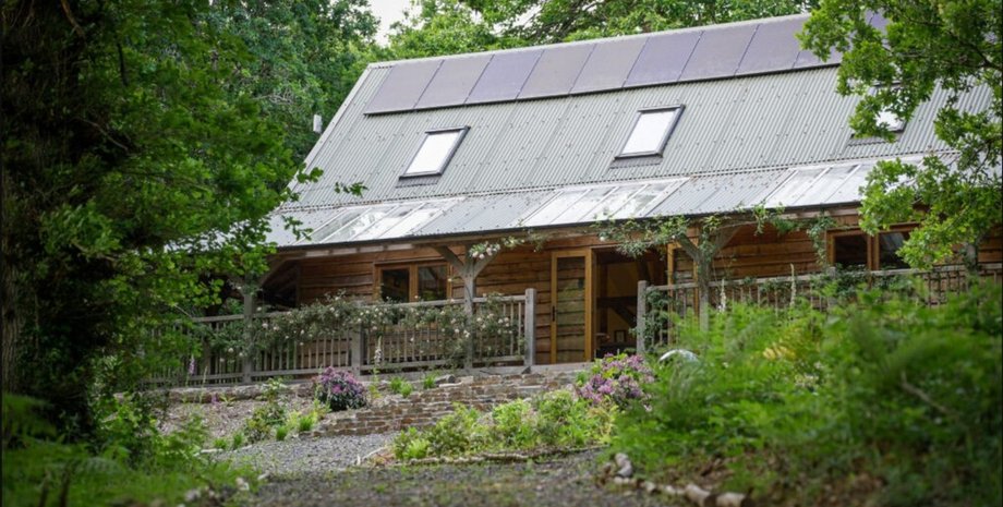 Уединенный деревянный домик в глуши Девона, ставший убежищем для пары Деревянный домик, скрытый в лесу Девона, где пара нашла уединение