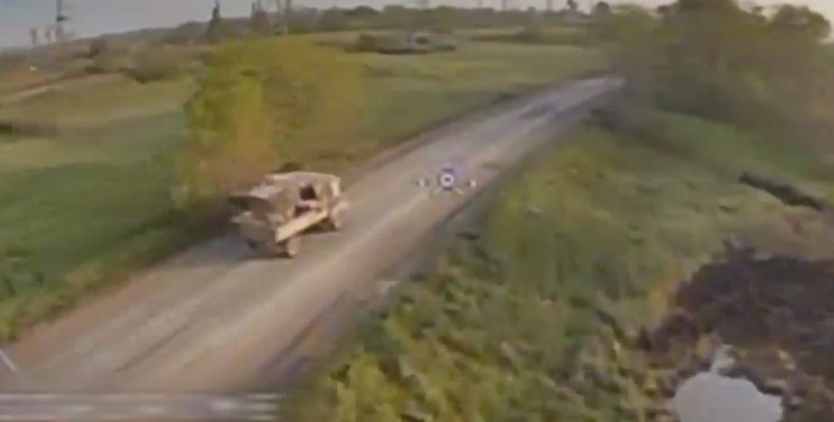 дрон атакует грузовик ВС РФ
