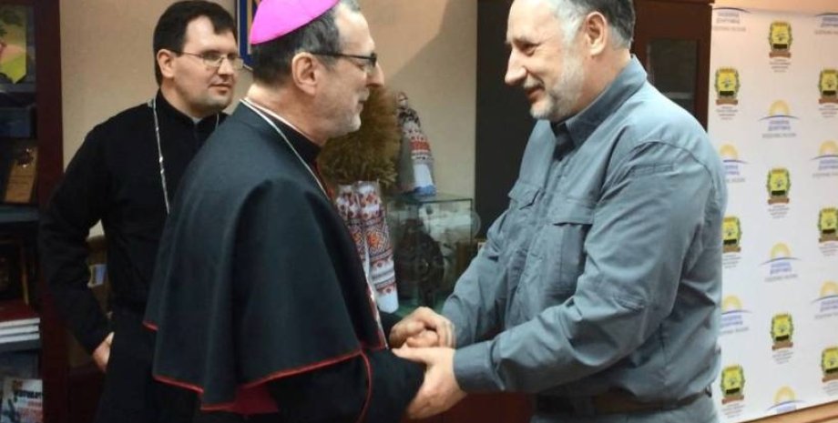Павел Жебривский  и архиепископ Клаудио Гуджеротти / Фото: facebook.com/zhebrivskyi