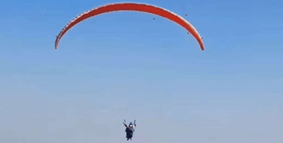 Студент на параплане, прилетел на экзамен, пробки не помеха, опаздывал на экзамен, избежал пробок, перекрытая дорога, экстремальный вид спорт