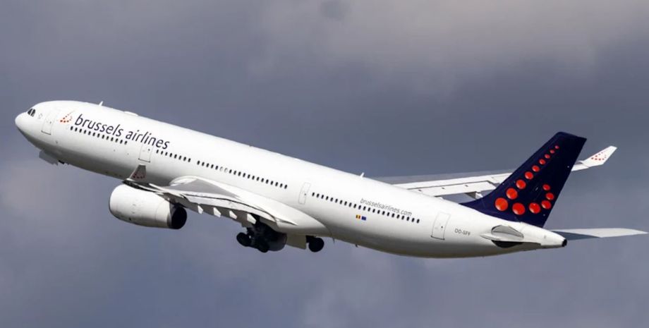 Жінка народила в салоні літака, вагітність, пологи, курйози, приколи, цікавинки, Бельгія, Сенегал