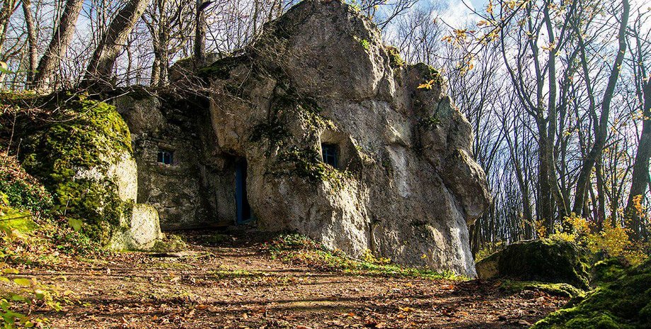 Печера відлюдника, пам'ятник, історія