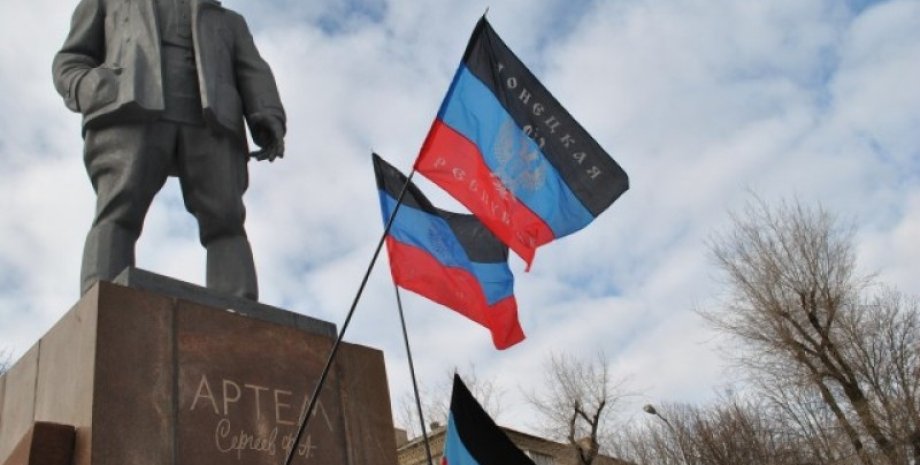 Памятник Артему в Донецке и флаги "ДНР" / Фото: antifashist.com