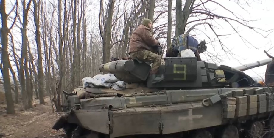 Rosyjskie wojska ładują ciężki sprzęt do Svatov, ale artyleria niszczy go poprze...