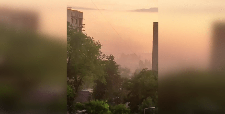 Маріуполь, вибух у Маріуполі, дим, піднімається дим, Маріуполь обстріл
