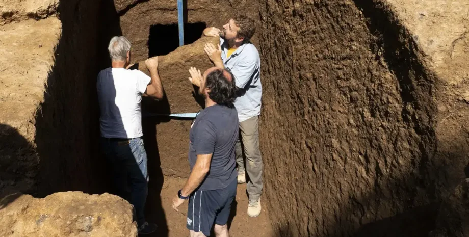 археологи розкопали гробницю етрусків