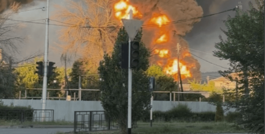 Пожар на нефтебазе в Калач-на-Дону