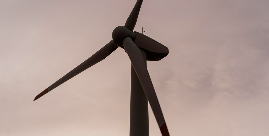 Вітряна турбіна, вітрогенератор, дерев'яні лопасті, фото