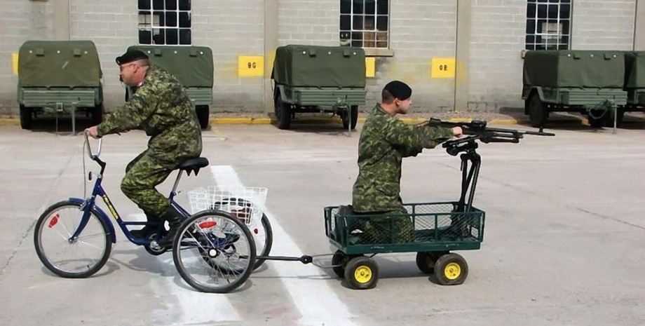 Военные на велосипеде и в прицепе Военные на велосипеде и в прицепе