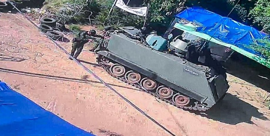 Бронемашина Таиланда в деревне в Камбодже